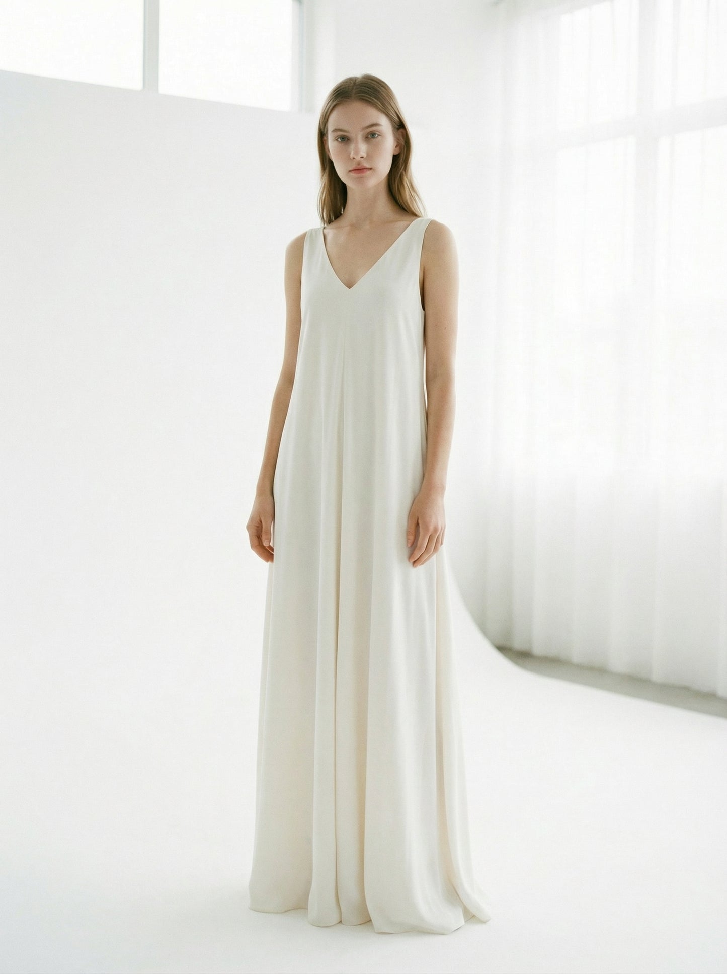 Elara | Ivory V-Neck Summer Maxi Dress with Flowing Silhouette